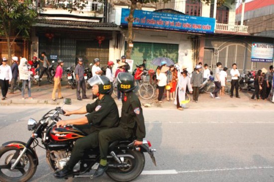 Hà Tĩnh: Hàng ngàn người đổ ra đường xem ĐĐ.Thích Tâm Mẫn "nhất bộ nhất bái" ảnh 4