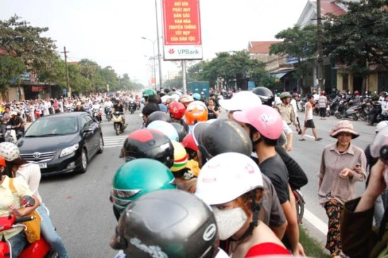 Hà Tĩnh: Hàng ngàn người đổ ra đường xem ĐĐ.Thích Tâm Mẫn "nhất bộ nhất bái" ảnh 7