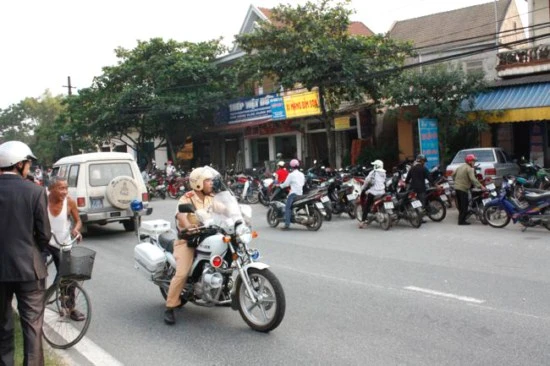 Hà Tĩnh: Hàng ngàn người đổ ra đường xem ĐĐ.Thích Tâm Mẫn "nhất bộ nhất bái" ảnh 5