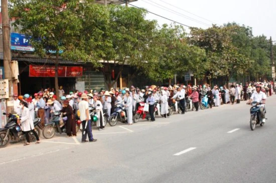 Hà Tĩnh: Hàng ngàn người đổ ra đường xem ĐĐ.Thích Tâm Mẫn "nhất bộ nhất bái" ảnh 8