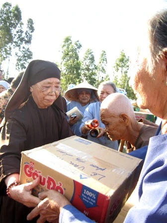 Hơn 900 triệu đồng cứu trợ đồng bào bị ảnh hưởng lũ lụt ảnh 1 IMG_0752.JPG