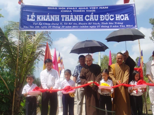 Cắt băng khánh thành cầu Đức Hoa.jpg