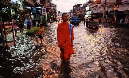 Thái Lan: Thủ đô Bangkok sẽ tạm nghỉ làm việc do lũ lụt ảnh 1 monk-flood-420x0.jpg