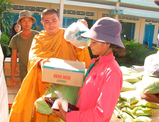 Kiên Giang: Tịnh xá Ngọc Sơn tặng quà, khám bệnh cho đồng bào vùng lũ ảnh 1 Kiên Giang: Tịnh xá Ngọc Sơn tặng quà, khám bệnh cho đồng bào vùng lũ ảnh 1