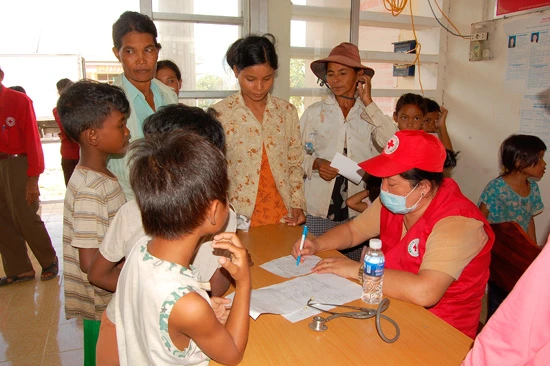 Kiên Giang: Tịnh xá Ngọc Sơn tặng quà, khám bệnh cho đồng bào vùng lũ ảnh 2 Kiên Giang: Tịnh xá Ngọc Sơn tặng quà, khám bệnh cho đồng bào vùng lũ ảnh 2