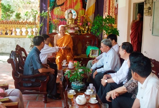 Kiên Giang: Lãnh đạo tỉnh thăm các tự viện nhân kỷ niệm 30 năm thành lập Giáo hội ảnh 3 ldt-1a.JPG
