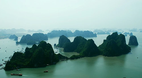 Ngắm và bầu chọn cho vịnh Hạ Long ảnh 1 HaLong_01_www.nghiengvietnam.net.jpg