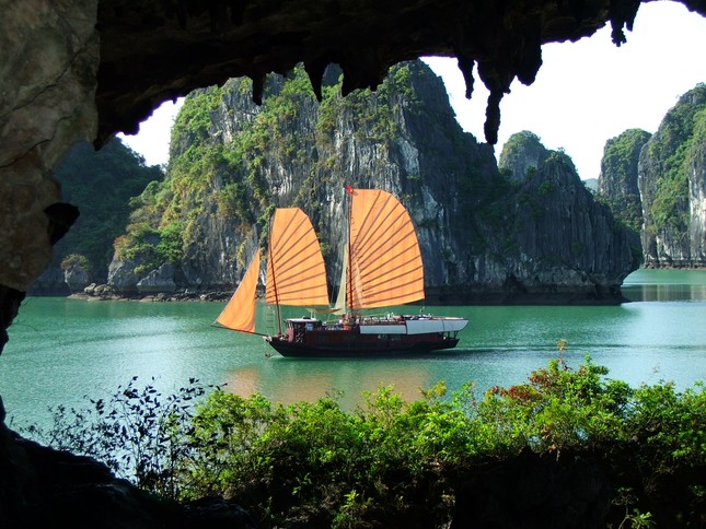 Ngắm và bầu chọn cho vịnh Hạ Long ảnh 5 Vinh ha long.jpg
