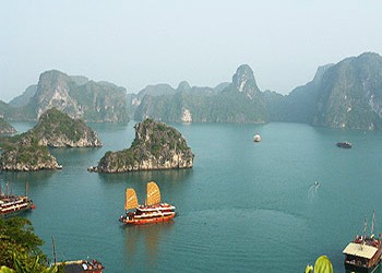 Ngắm và bầu chọn cho vịnh Hạ Long ảnh 2 Vinh-Ha-Long---Khu-Du-Lich-Dao-Tuan-Chau-2011-09-13-09-31-17.jpg