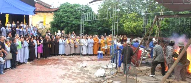 Hà Nội: Rót đồng đúc Đại hồng chung chùa Tạo Phúc Thọ ảnh 2 IMG_0049_648x432_359606267.jpg