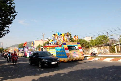 Vũng Tàu: Diễu hành xe hoa chào mừng 30 năm ngày thành lập GHPGVN ảnh 2