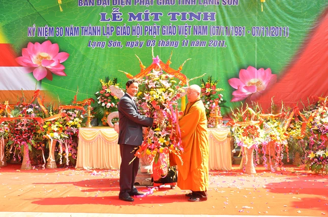 Tin tổng hợp: Các địa phương tổ chức lễ kỷ niệm 30 năm ngày thành lập GHPGVN (1981 - 2011) ảnh 6 mittinh (24).jpg