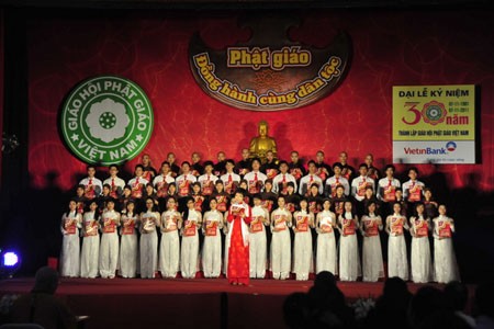 Dàn đồng ca do các tăng ni phật tử khai mạc đêm giao lưu Sư cô Thích Đàm Lan - trụ trì chùa Bồ Đề (Long Biên, Hà Nội), người tạo chốn nương thân của hàng trăm trẻ em mồ côi, nhiễm HIV. Giàn hợp xướng do thượng tọa Thích Thanh Hiền chỉ đạo nghệ thuật Các vị cao tăng trong Giáo hội Phật giáo Việt Nam Chương trình với sự tham gia các tăng ni Học viện Phật giáo Việt Nam Đôi bàn tay lần tràng hạt của một cao tăng Một phóng viên Phật giáo đang tác nghiệp Đại diện các ban ngành và đoàn thể tham dự Bà con Phật tử đến từ nhiều tỉnh thành trong cả nước. Thượng tọa Thích Thanh Nhiễu - Phó Chủ tịch Hội đồng trị sự, Giáo hội Phật giáo Việt Nam Giao lưu với các tăng ni làm tốt công tác từ thiện. Giao lưu với sư cô Thích Nữ Liên Thanh – Trụ trì chủa Long Bửu (Bình Dương), nơi có một phòng khám đa khoa dành cho bà con nghèo. Một em bé say sưa ngắm ảnh trên máy của sư thầy Thích Thiện Đạo, chùa Phú Xá, Tây Hồ, Hà Nội Tôn vinh những đóng góp vào công tác từ thiện, ông Nguyễn Văn Pha - Phó Chủ tịch T.Ư MTTQ Việt Nam tặng bức tranh sen cho đại diện của Giáo hội Phật giáo Việt Nam. Dàn đồng ca do các tăng ni phật tử khai mạc đêm giao lưu Sư cô Thích Đàm Lan - trụ trì chùa Bồ Đề (Long Biên, Hà Nội), người tạo chốn nương thân của hàng trăm trẻ em mồ côi, nhiễm HIV. Giàn hợp xướng do thượng tọa Thích Thanh Hiền chỉ đạo nghệ thuật Các vị cao tăng trong Giáo hội Phật giáo Việt Nam Chương trình với sự tham gia các tăng ni Học viện Phật giáo Việt Nam Đôi bàn tay lần tràng hạt của một cao tăng Một phóng viên Phật giáo đang tác nghiệp Đại diện các ban ngành và đoàn thể tham dự Bà con Phật tử đến từ nhiều tỉnh thành trong cả nước. Thượng tọa Thích Thanh Nhiễu - Phó Chủ tịch Hội đồng trị sự, Giáo hội Phật giáo Việt Nam Giao lưu với các tăng ni làm tốt công tác từ thiện. Giao lưu với sư cô Thích Nữ Liên Thanh – Trụ trì chủa Long Bửu (Bình Dương), nơi có một phòng khám đa khoa dành cho bà con nghèo. Một em bé say sưa ngắm ảnh trên máy của sư thầy Thích Thiện Đạo, chùa Phú Xá, Tây Hồ, Hà Nội Tôn vinh những đóng góp vào công tác từ thiện, ông Nguyễn Văn Pha - Phó Chủ tịch T.Ư MTTQ Việt Nam tặng bức tranh sen cho đại diện của Giáo hội Phật giáo Việt Nam.