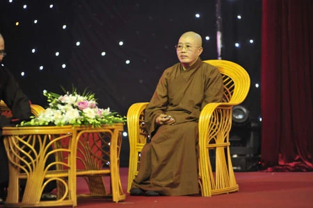 Dàn đồng ca do các tăng ni phật tử khai mạc đêm giao lưu Sư cô Thích Đàm Lan - trụ trì chùa Bồ Đề (Long Biên, Hà Nội), người tạo chốn nương thân của hàng trăm trẻ em mồ côi, nhiễm HIV. Giàn hợp xướng do thượng tọa Thích Thanh Hiền chỉ đạo nghệ thuật Các vị cao tăng trong Giáo hội Phật giáo Việt Nam Chương trình với sự tham gia các tăng ni Học viện Phật giáo Việt Nam Đôi bàn tay lần tràng hạt của một cao tăng Một phóng viên Phật giáo đang tác nghiệp Đại diện các ban ngành và đoàn thể tham dự Bà con Phật tử đến từ nhiều tỉnh thành trong cả nước. Thượng tọa Thích Thanh Nhiễu - Phó Chủ tịch Hội đồng trị sự, Giáo hội Phật giáo Việt Nam Giao lưu với các tăng ni làm tốt công tác từ thiện. Giao lưu với sư cô Thích Nữ Liên Thanh – Trụ trì chủa Long Bửu (Bình Dương), nơi có một phòng khám đa khoa dành cho bà con nghèo. Một em bé say sưa ngắm ảnh trên máy của sư thầy Thích Thiện Đạo, chùa Phú Xá, Tây Hồ, Hà Nội Tôn vinh những đóng góp vào công tác từ thiện, ông Nguyễn Văn Pha - Phó Chủ tịch T.Ư MTTQ Việt Nam tặng bức tranh sen cho đại diện của Giáo hội Phật giáo Việt Nam.