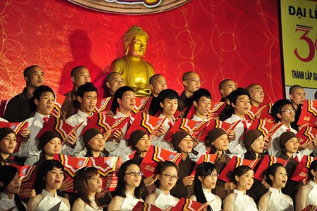 Dàn đồng ca do các tăng ni phật tử khai mạc đêm giao lưu Sư cô Thích Đàm Lan - trụ trì chùa Bồ Đề (Long Biên, Hà Nội), người tạo chốn nương thân của hàng trăm trẻ em mồ côi, nhiễm HIV. Giàn hợp xướng do thượng tọa Thích Thanh Hiền chỉ đạo nghệ thuật Các vị cao tăng trong Giáo hội Phật giáo Việt Nam Chương trình với sự tham gia các tăng ni Học viện Phật giáo Việt Nam Đôi bàn tay lần tràng hạt của một cao tăng Một phóng viên Phật giáo đang tác nghiệp Đại diện các ban ngành và đoàn thể tham dự Bà con Phật tử đến từ nhiều tỉnh thành trong cả nước. Thượng tọa Thích Thanh Nhiễu - Phó Chủ tịch Hội đồng trị sự, Giáo hội Phật giáo Việt Nam Giao lưu với các tăng ni làm tốt công tác từ thiện. Giao lưu với sư cô Thích Nữ Liên Thanh – Trụ trì chủa Long Bửu (Bình Dương), nơi có một phòng khám đa khoa dành cho bà con nghèo. Một em bé say sưa ngắm ảnh trên máy của sư thầy Thích Thiện Đạo, chùa Phú Xá, Tây Hồ, Hà Nội Tôn vinh những đóng góp vào công tác từ thiện, ông Nguyễn Văn Pha - Phó Chủ tịch T.Ư MTTQ Việt Nam tặng bức tranh sen cho đại diện của Giáo hội Phật giáo Việt Nam. Dàn đồng ca do các tăng ni phật tử khai mạc đêm giao lưu Sư cô Thích Đàm Lan - trụ trì chùa Bồ Đề (Long Biên, Hà Nội), người tạo chốn nương thân của hàng trăm trẻ em mồ côi, nhiễm HIV. Giàn hợp xướng do thượng tọa Thích Thanh Hiền chỉ đạo nghệ thuật Các vị cao tăng trong Giáo hội Phật giáo Việt Nam Chương trình với sự tham gia các tăng ni Học viện Phật giáo Việt Nam Đôi bàn tay lần tràng hạt của một cao tăng Một phóng viên Phật giáo đang tác nghiệp Đại diện các ban ngành và đoàn thể tham dự Bà con Phật tử đến từ nhiều tỉnh thành trong cả nước. Thượng tọa Thích Thanh Nhiễu - Phó Chủ tịch Hội đồng trị sự, Giáo hội Phật giáo Việt Nam Giao lưu với các tăng ni làm tốt công tác từ thiện. Giao lưu với sư cô Thích Nữ Liên Thanh – Trụ trì chủa Long Bửu (Bình Dương), nơi có một phòng khám đa khoa dành cho bà con nghèo. Một em bé say sưa ngắm ảnh trên máy của sư thầy Thích Thiện Đạo, chùa Phú Xá, Tây Hồ, Hà Nội Tôn vinh những đóng góp vào công tác từ thiện, ông Nguyễn Văn Pha - Phó Chủ tịch T.Ư MTTQ Việt Nam tặng bức tranh sen cho đại diện của Giáo hội Phật giáo Việt Nam.