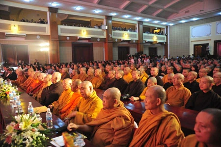 Dàn đồng ca do các tăng ni phật tử khai mạc đêm giao lưu Sư cô Thích Đàm Lan - trụ trì chùa Bồ Đề (Long Biên, Hà Nội), người tạo chốn nương thân của hàng trăm trẻ em mồ côi, nhiễm HIV. Giàn hợp xướng do thượng tọa Thích Thanh Hiền chỉ đạo nghệ thuật Các vị cao tăng trong Giáo hội Phật giáo Việt Nam Chương trình với sự tham gia các tăng ni Học viện Phật giáo Việt Nam Đôi bàn tay lần tràng hạt của một cao tăng Một phóng viên Phật giáo đang tác nghiệp Đại diện các ban ngành và đoàn thể tham dự Bà con Phật tử đến từ nhiều tỉnh thành trong cả nước. Thượng tọa Thích Thanh Nhiễu - Phó Chủ tịch Hội đồng trị sự, Giáo hội Phật giáo Việt Nam Giao lưu với các tăng ni làm tốt công tác từ thiện. Giao lưu với sư cô Thích Nữ Liên Thanh – Trụ trì chủa Long Bửu (Bình Dương), nơi có một phòng khám đa khoa dành cho bà con nghèo. Một em bé say sưa ngắm ảnh trên máy của sư thầy Thích Thiện Đạo, chùa Phú Xá, Tây Hồ, Hà Nội Tôn vinh những đóng góp vào công tác từ thiện, ông Nguyễn Văn Pha - Phó Chủ tịch T.Ư MTTQ Việt Nam tặng bức tranh sen cho đại diện của Giáo hội Phật giáo Việt Nam.