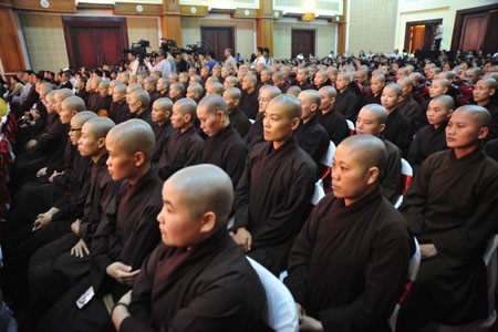 Dàn đồng ca do các tăng ni phật tử khai mạc đêm giao lưu Sư cô Thích Đàm Lan - trụ trì chùa Bồ Đề (Long Biên, Hà Nội), người tạo chốn nương thân của hàng trăm trẻ em mồ côi, nhiễm HIV. Giàn hợp xướng do thượng tọa Thích Thanh Hiền chỉ đạo nghệ thuật Các vị cao tăng trong Giáo hội Phật giáo Việt Nam Chương trình với sự tham gia các tăng ni Học viện Phật giáo Việt Nam Đôi bàn tay lần tràng hạt của một cao tăng Một phóng viên Phật giáo đang tác nghiệp Đại diện các ban ngành và đoàn thể tham dự Bà con Phật tử đến từ nhiều tỉnh thành trong cả nước. Thượng tọa Thích Thanh Nhiễu - Phó Chủ tịch Hội đồng trị sự, Giáo hội Phật giáo Việt Nam Giao lưu với các tăng ni làm tốt công tác từ thiện. Giao lưu với sư cô Thích Nữ Liên Thanh – Trụ trì chủa Long Bửu (Bình Dương), nơi có một phòng khám đa khoa dành cho bà con nghèo. Một em bé say sưa ngắm ảnh trên máy của sư thầy Thích Thiện Đạo, chùa Phú Xá, Tây Hồ, Hà Nội Tôn vinh những đóng góp vào công tác từ thiện, ông Nguyễn Văn Pha - Phó Chủ tịch T.Ư MTTQ Việt Nam tặng bức tranh sen cho đại diện của Giáo hội Phật giáo Việt Nam. Dàn đồng ca do các tăng ni phật tử khai mạc đêm giao lưu Sư cô Thích Đàm Lan - trụ trì chùa Bồ Đề (Long Biên, Hà Nội), người tạo chốn nương thân của hàng trăm trẻ em mồ côi, nhiễm HIV. Giàn hợp xướng do thượng tọa Thích Thanh Hiền chỉ đạo nghệ thuật Các vị cao tăng trong Giáo hội Phật giáo Việt Nam Chương trình với sự tham gia các tăng ni Học viện Phật giáo Việt Nam Đôi bàn tay lần tràng hạt của một cao tăng Một phóng viên Phật giáo đang tác nghiệp Đại diện các ban ngành và đoàn thể tham dự Bà con Phật tử đến từ nhiều tỉnh thành trong cả nước. Thượng tọa Thích Thanh Nhiễu - Phó Chủ tịch Hội đồng trị sự, Giáo hội Phật giáo Việt Nam Giao lưu với các tăng ni làm tốt công tác từ thiện. Giao lưu với sư cô Thích Nữ Liên Thanh – Trụ trì chủa Long Bửu (Bình Dương), nơi có một phòng khám đa khoa dành cho bà con nghèo. Một em bé say sưa ngắm ảnh trên máy của sư thầy Thích Thiện Đạo, chùa Phú Xá, Tây Hồ, Hà Nội Tôn vinh những đóng góp vào công tác từ thiện, ông Nguyễn Văn Pha - Phó Chủ tịch T.Ư MTTQ Việt Nam tặng bức tranh sen cho đại diện của Giáo hội Phật giáo Việt Nam.