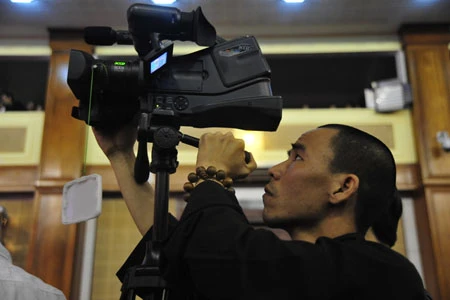 Dàn đồng ca do các tăng ni phật tử khai mạc đêm giao lưu Sư cô Thích Đàm Lan - trụ trì chùa Bồ Đề (Long Biên, Hà Nội), người tạo chốn nương thân của hàng trăm trẻ em mồ côi, nhiễm HIV. Giàn hợp xướng do thượng tọa Thích Thanh Hiền chỉ đạo nghệ thuật Các vị cao tăng trong Giáo hội Phật giáo Việt Nam Chương trình với sự tham gia các tăng ni Học viện Phật giáo Việt Nam Đôi bàn tay lần tràng hạt của một cao tăng Một phóng viên Phật giáo đang tác nghiệp Đại diện các ban ngành và đoàn thể tham dự Bà con Phật tử đến từ nhiều tỉnh thành trong cả nước. Thượng tọa Thích Thanh Nhiễu - Phó Chủ tịch Hội đồng trị sự, Giáo hội Phật giáo Việt Nam Giao lưu với các tăng ni làm tốt công tác từ thiện. Giao lưu với sư cô Thích Nữ Liên Thanh – Trụ trì chủa Long Bửu (Bình Dương), nơi có một phòng khám đa khoa dành cho bà con nghèo. Một em bé say sưa ngắm ảnh trên máy của sư thầy Thích Thiện Đạo, chùa Phú Xá, Tây Hồ, Hà Nội Tôn vinh những đóng góp vào công tác từ thiện, ông Nguyễn Văn Pha - Phó Chủ tịch T.Ư MTTQ Việt Nam tặng bức tranh sen cho đại diện của Giáo hội Phật giáo Việt Nam.