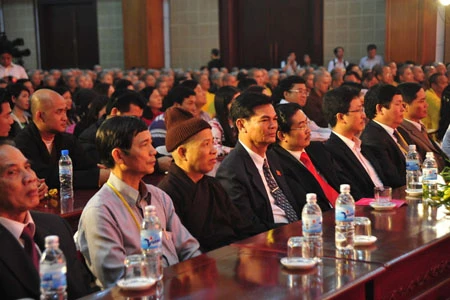 Dàn đồng ca do các tăng ni phật tử khai mạc đêm giao lưu Sư cô Thích Đàm Lan - trụ trì chùa Bồ Đề (Long Biên, Hà Nội), người tạo chốn nương thân của hàng trăm trẻ em mồ côi, nhiễm HIV. Giàn hợp xướng do thượng tọa Thích Thanh Hiền chỉ đạo nghệ thuật Các vị cao tăng trong Giáo hội Phật giáo Việt Nam Chương trình với sự tham gia các tăng ni Học viện Phật giáo Việt Nam Đôi bàn tay lần tràng hạt của một cao tăng Một phóng viên Phật giáo đang tác nghiệp Đại diện các ban ngành và đoàn thể tham dự Bà con Phật tử đến từ nhiều tỉnh thành trong cả nước. Thượng tọa Thích Thanh Nhiễu - Phó Chủ tịch Hội đồng trị sự, Giáo hội Phật giáo Việt Nam Giao lưu với các tăng ni làm tốt công tác từ thiện. Giao lưu với sư cô Thích Nữ Liên Thanh – Trụ trì chủa Long Bửu (Bình Dương), nơi có một phòng khám đa khoa dành cho bà con nghèo. Một em bé say sưa ngắm ảnh trên máy của sư thầy Thích Thiện Đạo, chùa Phú Xá, Tây Hồ, Hà Nội Tôn vinh những đóng góp vào công tác từ thiện, ông Nguyễn Văn Pha - Phó Chủ tịch T.Ư MTTQ Việt Nam tặng bức tranh sen cho đại diện của Giáo hội Phật giáo Việt Nam.