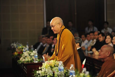 Dàn đồng ca do các tăng ni phật tử khai mạc đêm giao lưu Sư cô Thích Đàm Lan - trụ trì chùa Bồ Đề (Long Biên, Hà Nội), người tạo chốn nương thân của hàng trăm trẻ em mồ côi, nhiễm HIV. Giàn hợp xướng do thượng tọa Thích Thanh Hiền chỉ đạo nghệ thuật Các vị cao tăng trong Giáo hội Phật giáo Việt Nam Chương trình với sự tham gia các tăng ni Học viện Phật giáo Việt Nam Đôi bàn tay lần tràng hạt của một cao tăng Một phóng viên Phật giáo đang tác nghiệp Đại diện các ban ngành và đoàn thể tham dự Bà con Phật tử đến từ nhiều tỉnh thành trong cả nước. Thượng tọa Thích Thanh Nhiễu - Phó Chủ tịch Hội đồng trị sự, Giáo hội Phật giáo Việt Nam Giao lưu với các tăng ni làm tốt công tác từ thiện. Giao lưu với sư cô Thích Nữ Liên Thanh – Trụ trì chủa Long Bửu (Bình Dương), nơi có một phòng khám đa khoa dành cho bà con nghèo. Một em bé say sưa ngắm ảnh trên máy của sư thầy Thích Thiện Đạo, chùa Phú Xá, Tây Hồ, Hà Nội Tôn vinh những đóng góp vào công tác từ thiện, ông Nguyễn Văn Pha - Phó Chủ tịch T.Ư MTTQ Việt Nam tặng bức tranh sen cho đại diện của Giáo hội Phật giáo Việt Nam.