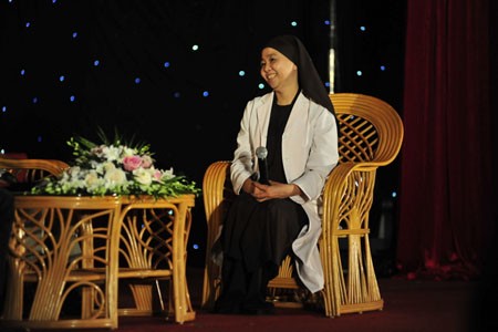 Dàn đồng ca do các tăng ni phật tử khai mạc đêm giao lưu Sư cô Thích Đàm Lan - trụ trì chùa Bồ Đề (Long Biên, Hà Nội), người tạo chốn nương thân của hàng trăm trẻ em mồ côi, nhiễm HIV. Giàn hợp xướng do thượng tọa Thích Thanh Hiền chỉ đạo nghệ thuật Các vị cao tăng trong Giáo hội Phật giáo Việt Nam Chương trình với sự tham gia các tăng ni Học viện Phật giáo Việt Nam Đôi bàn tay lần tràng hạt của một cao tăng Một phóng viên Phật giáo đang tác nghiệp Đại diện các ban ngành và đoàn thể tham dự Bà con Phật tử đến từ nhiều tỉnh thành trong cả nước. Thượng tọa Thích Thanh Nhiễu - Phó Chủ tịch Hội đồng trị sự, Giáo hội Phật giáo Việt Nam Giao lưu với các tăng ni làm tốt công tác từ thiện. Giao lưu với sư cô Thích Nữ Liên Thanh – Trụ trì chủa Long Bửu (Bình Dương), nơi có một phòng khám đa khoa dành cho bà con nghèo. Một em bé say sưa ngắm ảnh trên máy của sư thầy Thích Thiện Đạo, chùa Phú Xá, Tây Hồ, Hà Nội Tôn vinh những đóng góp vào công tác từ thiện, ông Nguyễn Văn Pha - Phó Chủ tịch T.Ư MTTQ Việt Nam tặng bức tranh sen cho đại diện của Giáo hội Phật giáo Việt Nam. Dàn đồng ca do các tăng ni phật tử khai mạc đêm giao lưu Sư cô Thích Đàm Lan - trụ trì chùa Bồ Đề (Long Biên, Hà Nội), người tạo chốn nương thân của hàng trăm trẻ em mồ côi, nhiễm HIV. Giàn hợp xướng do thượng tọa Thích Thanh Hiền chỉ đạo nghệ thuật Các vị cao tăng trong Giáo hội Phật giáo Việt Nam Chương trình với sự tham gia các tăng ni Học viện Phật giáo Việt Nam Đôi bàn tay lần tràng hạt của một cao tăng Một phóng viên Phật giáo đang tác nghiệp Đại diện các ban ngành và đoàn thể tham dự Bà con Phật tử đến từ nhiều tỉnh thành trong cả nước. Thượng tọa Thích Thanh Nhiễu - Phó Chủ tịch Hội đồng trị sự, Giáo hội Phật giáo Việt Nam Giao lưu với các tăng ni làm tốt công tác từ thiện. Giao lưu với sư cô Thích Nữ Liên Thanh – Trụ trì chủa Long Bửu (Bình Dương), nơi có một phòng khám đa khoa dành cho bà con nghèo. Một em bé say sưa ngắm ảnh trên máy của sư thầy Thích Thiện Đạo, chùa Phú Xá, Tây Hồ, Hà Nội Tôn vinh những đóng góp vào công tác từ thiện, ông Nguyễn Văn Pha - Phó Chủ tịch T.Ư MTTQ Việt Nam tặng bức tranh sen cho đại diện của Giáo hội Phật giáo Việt Nam.