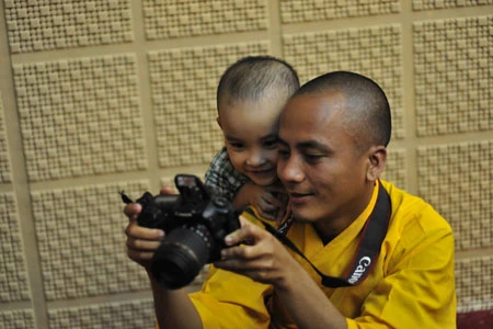 Dàn đồng ca do các tăng ni phật tử khai mạc đêm giao lưu Sư cô Thích Đàm Lan - trụ trì chùa Bồ Đề (Long Biên, Hà Nội), người tạo chốn nương thân của hàng trăm trẻ em mồ côi, nhiễm HIV. Giàn hợp xướng do thượng tọa Thích Thanh Hiền chỉ đạo nghệ thuật Các vị cao tăng trong Giáo hội Phật giáo Việt Nam Chương trình với sự tham gia các tăng ni Học viện Phật giáo Việt Nam Đôi bàn tay lần tràng hạt của một cao tăng Một phóng viên Phật giáo đang tác nghiệp Đại diện các ban ngành và đoàn thể tham dự Bà con Phật tử đến từ nhiều tỉnh thành trong cả nước. Thượng tọa Thích Thanh Nhiễu - Phó Chủ tịch Hội đồng trị sự, Giáo hội Phật giáo Việt Nam Giao lưu với các tăng ni làm tốt công tác từ thiện. Giao lưu với sư cô Thích Nữ Liên Thanh – Trụ trì chủa Long Bửu (Bình Dương), nơi có một phòng khám đa khoa dành cho bà con nghèo. Một em bé say sưa ngắm ảnh trên máy của sư thầy Thích Thiện Đạo, chùa Phú Xá, Tây Hồ, Hà Nội Tôn vinh những đóng góp vào công tác từ thiện, ông Nguyễn Văn Pha - Phó Chủ tịch T.Ư MTTQ Việt Nam tặng bức tranh sen cho đại diện của Giáo hội Phật giáo Việt Nam.