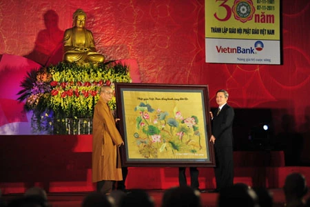 Dàn đồng ca do các tăng ni phật tử khai mạc đêm giao lưu Sư cô Thích Đàm Lan - trụ trì chùa Bồ Đề (Long Biên, Hà Nội), người tạo chốn nương thân của hàng trăm trẻ em mồ côi, nhiễm HIV. Giàn hợp xướng do thượng tọa Thích Thanh Hiền chỉ đạo nghệ thuật Các vị cao tăng trong Giáo hội Phật giáo Việt Nam Chương trình với sự tham gia các tăng ni Học viện Phật giáo Việt Nam Đôi bàn tay lần tràng hạt của một cao tăng Một phóng viên Phật giáo đang tác nghiệp Đại diện các ban ngành và đoàn thể tham dự Bà con Phật tử đến từ nhiều tỉnh thành trong cả nước. Thượng tọa Thích Thanh Nhiễu - Phó Chủ tịch Hội đồng trị sự, Giáo hội Phật giáo Việt Nam Giao lưu với các tăng ni làm tốt công tác từ thiện. Giao lưu với sư cô Thích Nữ Liên Thanh – Trụ trì chủa Long Bửu (Bình Dương), nơi có một phòng khám đa khoa dành cho bà con nghèo. Một em bé say sưa ngắm ảnh trên máy của sư thầy Thích Thiện Đạo, chùa Phú Xá, Tây Hồ, Hà Nội Tôn vinh những đóng góp vào công tác từ thiện, ông Nguyễn Văn Pha - Phó Chủ tịch T.Ư MTTQ Việt Nam tặng bức tranh sen cho đại diện của Giáo hội Phật giáo Việt Nam.