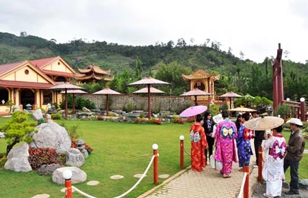 Vườn trà đạo trong Trúc Lâm Viên.