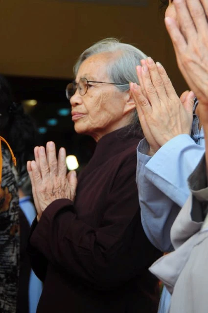 Các Phật tử thành tâm cung nghinh Chư Tôn Đức 