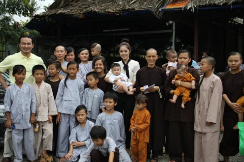 Qua chuyến đi, đoàn đã tặng hơn 200 phần quà do các doanh nghiệp đóng góp.