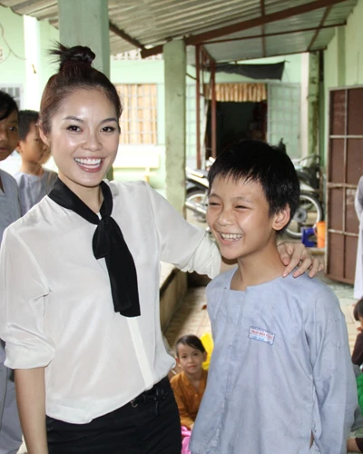 Diễn viên Thúy Nga cũng tham gia vào chuyến đi từ thiện. Sau Trung tâm bảo trợ, đoàn còn ghé qua chùa Từ ÂnNi sư bị ung thư khá nặng nhưng vẫn cố gắng bươn chải để cưu mang các bé mồ côi và cụ già neo đơn. Cuộc sống nhiều khó khăn, vất vả tại Tịnh thất Từ Ân của gần 90 người chỉ trông chờ vào Ni sư Minh Nhật và Ni sư Minh Hải.