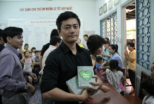 Anh mang theo các đầu sách "Hiểu về trái tim" để tặng cho trung tâm.