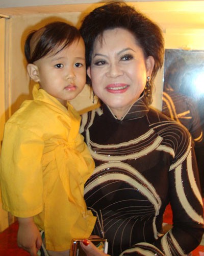 Phi Nhung hạnh phúc với…13 đứa con ảnh 4