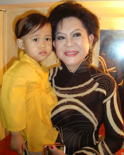 Phi Nhung hạnh phúc với…13 đứa con ảnh 4