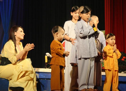 Phi Nhung hạnh phúc với…13 đứa con ảnh 2