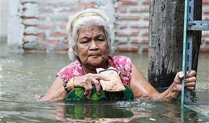 Malaysia: Hội Phật giáo Penang trao hàng viện trợ cho nạn nhân lũ lụt ở Thái Lan ảnh 1 Nạn nhân lũ lụt ở Thái Lan - Ảnh EPA.jpg