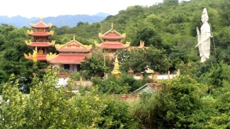 Chùa Linh Ứng nhìn từ trên đèo Rọ Tượng.JPG