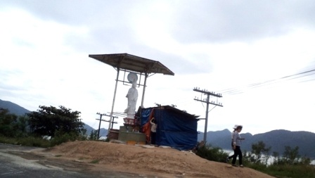 lễ Phật trên đèo Cả (Phú Yên).JPG