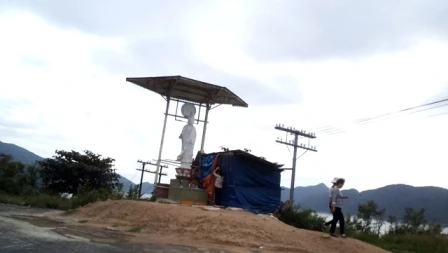 lễ Phật trên đèo Cả (Phú Yên).JPG