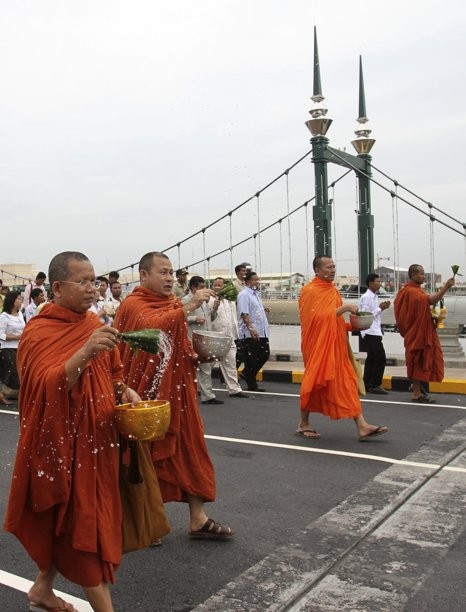 Campuchia: Khánh thành chiếc cầu mới gần chiếc cầu bị sập ngày 22-11 năm ngoái ảnh 1 Ảnh Reuters.jpg