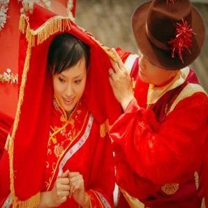 Một cặp tân hôn trong trang phục trruye62n thống.jpg