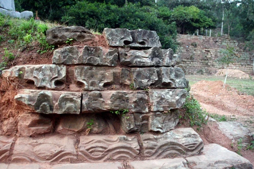 Nền đất xung quanh có nhiều viên gạch được trạm trổ tinh xảo.