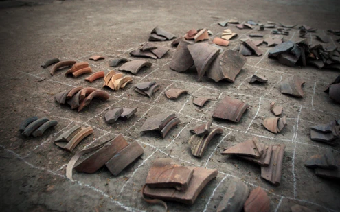 Trong quá trình khai quật, hàng trăm hiện vật quý như kiến trúc tháp đá, cột đá, các trụ sỏi hay gạch, đá, gốm, sứ, sành, đất nung, ngói mũi sen... được phát hiện và đều mang đậm kỹ thuật thời Lý.