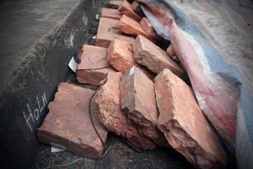 Gạch lát nền phát hiện được chôn sâu dưới lòng đất.