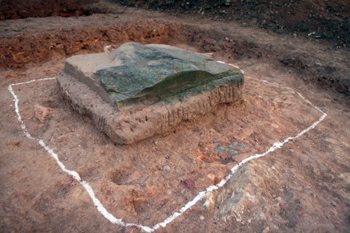 Các chân cột của chùa được phát lộ trong quá trình khai quật.