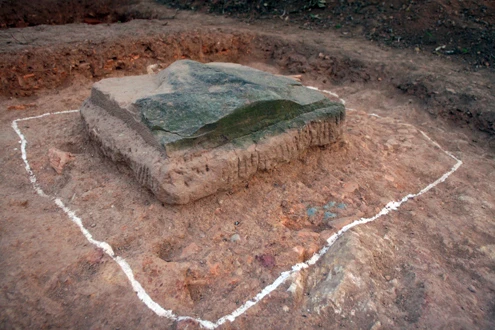 Các chân cột của chùa được phát lộ trong quá trình khai quật.