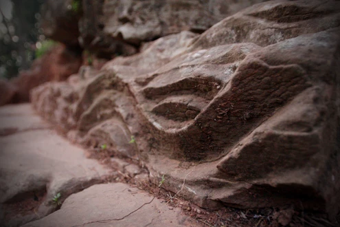 Sau một tháng khai quật, các nhà khảo cổ đã phát hiện hàng trăm hiện vật quý thuộc 4 lớp kiến trúc, mỗi lớp có nhiều công trình.