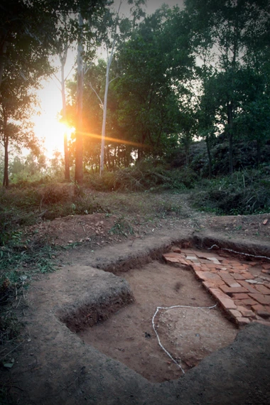 Lớp nền được kè đá 3 lớp vững chãi.