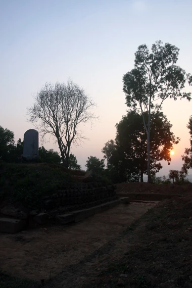 Khu khai quật được cho là rộng nhất nằm trên diện tích khoảng 50 m2. Ở nền đất này có dựng một tấm bia trên lưng rùa.