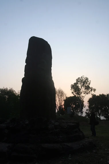 Một cột đá lớn nguyên khối được chôn sâu chìm xuống nằm đối mặt với chùa Dạm có nhiều hoạ tiết độc đáo, biểu hiện sinh thực khí trời. Cột đá cao gần 5 m, được đặt trên khối vuông bằng đá, đường kính khoảng 1,3 m.